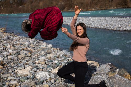 Anna aus Nüziders genoss die wenigen warmen Stunden am Wochenende bei einem Spaziergang an der Ill.  VN/Steurer