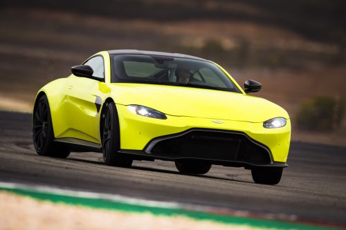 aston martin bringt im Mai sein Einstiegsmodell Vantage neu auf den Markt. Sein an eine Achtgangautomatik gekoppeltes 4,0-Liter-Triebwerk kommt auf 510 PS Leistung und beschleunigt den Zweisitzer über die Hinterräder in nur 3,6 Sekunden aus dem Stand auf Tempo 100, die Höchstgeschwindigkeit des schnellen Briten liegt bei 314 km/h.