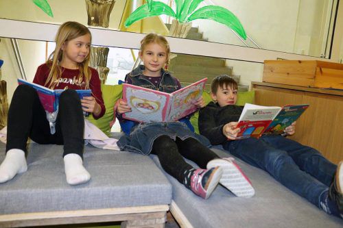 Auf den gemütlichen Palettensofas macht das Lesen den Schülern der Volksschule Wallenmahd jetzt noch viel mehr Spaß. lcf
