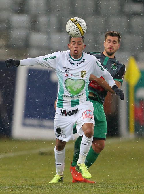 Austria-Stürmer Jose Lucas Santos Barbosa De Lima (vorne im Duell mit Wacker-Spieler Michael Schimpelsberger) bereitete das 1:0 vor und hatte mit zwei Schüssen Pech. gepa