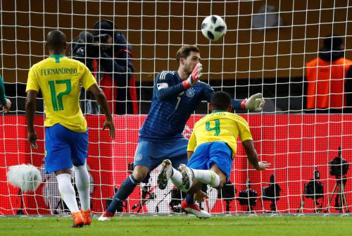Brasiliens Stürmer Gabriel Jesus erzielt per Kopf den entscheidenden Treffer im Duell gegen Weltmeister Deutschland. Reuters