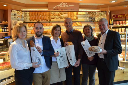 Brottüten mit Botschaften: Am Mittwoch wurde die Aktion B(r)otschaften in der Bäckerei Alber in Sulzberg präsentiert. VN/Reiner