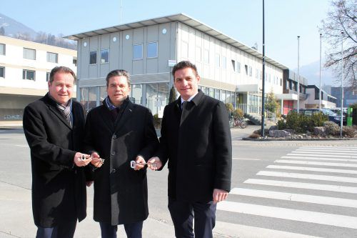 Bürgermeister Harald Witwer bei der Schlüsselübergabe an die Raiba-im Walgau-Vorstände Klaus Kessler und Christian Fiel. VN/js