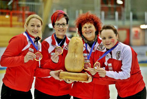 Das siegreiche Damenteam im Zielwettbewerb bei der Eisstocksport-WM in Amstetten (v. l .): Silvia Margreiter, Simona Weinhäupl, Susanne Sohm-Armellini und Simone Steiner. Im Einzel holte Steiner Gold und Sohm-Armellini wirde Vizeweltmeisterin. GEPA