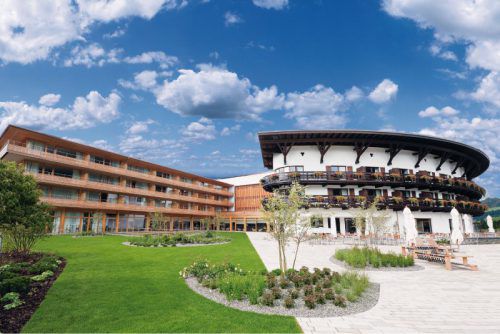 Das Hotel wurde 2010 nach aufwendiger Renovierung wiedereröffnet und ist der einzige 5-Sterne-Betrieb im Kleinwalsertal. TCIH