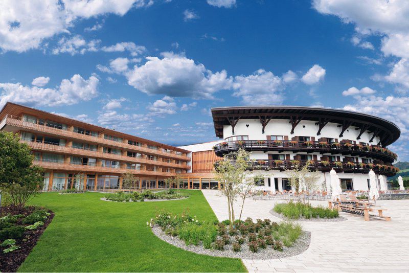 Das Hotel wurde 2010 nach aufwendiger Renovierung wieder­eröffnet und ist der einzige 5-Sterne-Betrieb im Kleinwalsertal. TCIH