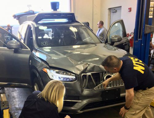 Das Uber-Auto tötete bei einer Testfahrt eine Frau, die die Straße überquerte. RTS