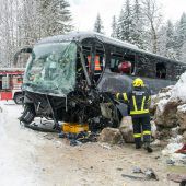 Bus prallt gegen Steinmauer: 24 Verletzte