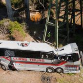 Bus mit Schülern stürzt in Schlucht