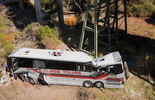 Der Busfahrer kam bei dem Unglück ums Leben. 42 Passagiere wurden verletzt. AP