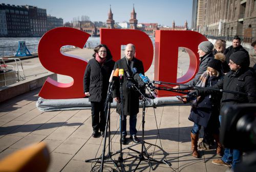 Der kommissarische SPD-Vorsitzende Scholz und Fraktionschefin Nahles zeigten sich erleichtert. Nun kann es zur Neuauflage der GroKo kommen. AFP