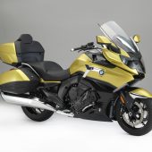 motorradneuheitenLeichtere Gold Wing / Oldschool-Bobber in Schwarz / Luxustourer von BMW im XXL-Format / Vespa wird elektrisch