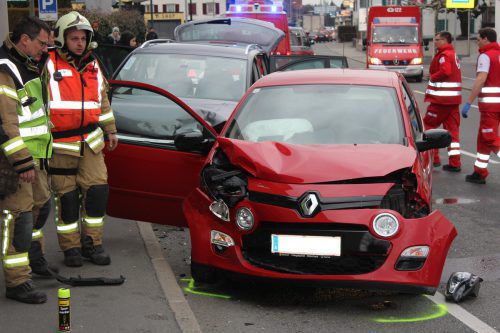 Der Unfall zog umfangreiche Aufräumarbeiten und Verkehrsbehinderungen nach sich. Feuerwehr Lustenau
