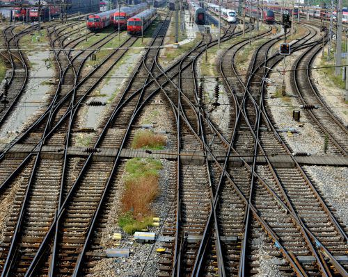 Details zum Budget durchgesickert: Das Verkehrsressort muss laut Medienberichten rund 200 Millionen Euro jährlich sparen, 50 Millionen davon bei den ÖBB. APA