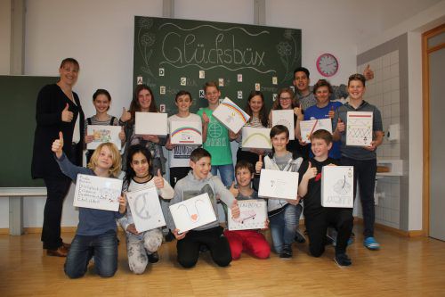 Die Blonser Mittelschüler und ihre engagierten Pädagogen können stolz sein auf das, was sie an Glücksbüchsen geschaffen haben. vn/lorenzi