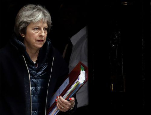 Die britische Premierministerin May will 23 russische Diplomaten ausweisen lassen. Bilaterale Kontakte werden auf Eis gelegt.   AP