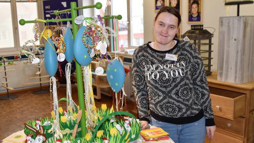Die Frühlingsausstellung ist die ideale Gelegenheit, sich auf das Osterfest einzustimmen, findet auch Natalie Rath, Lehrling im Brockenhaus. Birgit Loacker