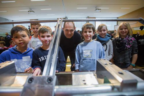 Die Mädchen und Jungs erfuhren bei der ersten Vorlesung des Semesters von Konstrukteur Christoph Gmeiner, wie ein Scharnier entsteht.  VN/Steurer