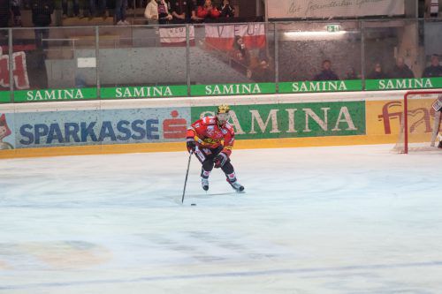 Die neue flexible Bandenanlage gibt bei Kollisionen nach, das Verletzungsrisiko von Eishockey-Spielern soll sich dadurch minimieren.  Stadt