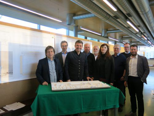 Die neunköpfige Jury – Bernd Bösch, Carlo Galmarini, Bürgermeister Kurt Fischer, Johannes Wiesflecker, Eraldo Consolascio, Vorsitzende Hemma Fasch, Austria-Präsident Hubert Nagel, Helmut Kuess und Bernhard Kathrein – mit dem Modell des Sieger-Projektes der Teilnehmergemeinschaft Bernardo Bader, Walter Angonese und gbd ZT.  