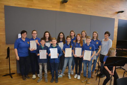 Die Prüflinge des Musikvereins Lustenau freuen sich über ihre wohlverdienten Abzeichen.  Verein