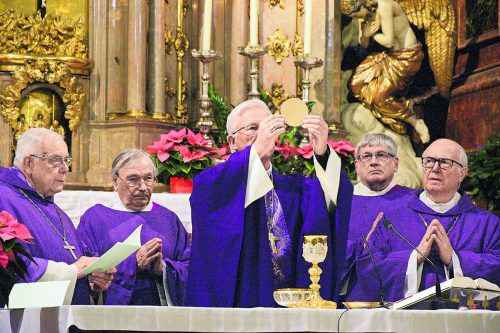 „Dies ist mein Leib“, sagt der Priester am Altar und zitiert damit Jesus Christus beim letzten Abendmahl.  Paul Wuthe/ Kathpress