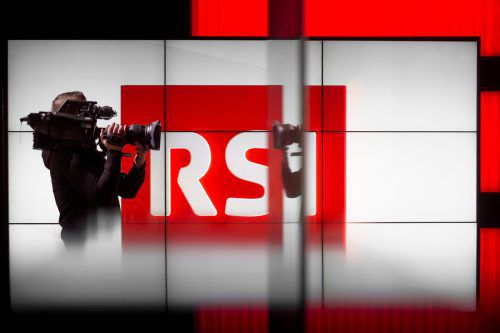 Ein Kameramann filmt im Studio der Radiotelevisione Svizzera (Radio und Fernsehen der italienischsprachigen Schweiz).   apa