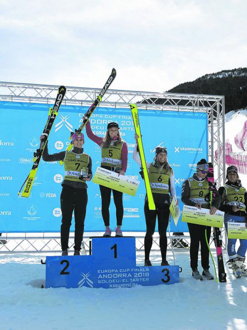 Ein Siegerbild, auf dem Vorarlberg dominiert: Ariane Rädler gewann den Europacup-Super-G vor Nina Ortlieb (l.), Dritte wurde die Schwedin Lisa Hörnblad. dr