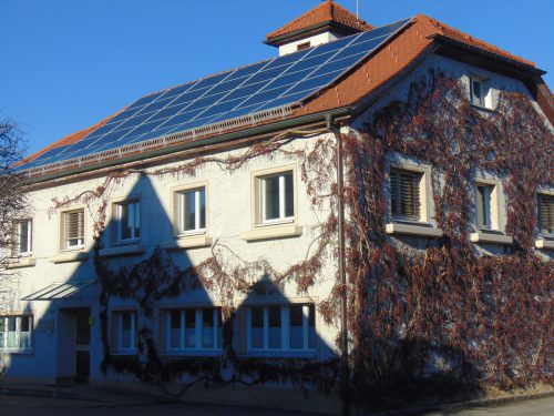 Bei mehreren öffentlichen Gebäuden in Mäder wird mittels PV-Anlagen Strom erzeugt u.a. auch beim Gemeindeamt. Mäser