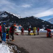 37-Jährige überlebte bei Hirschegg unter Lawine, die ein Skilehrer auslöste. »B1