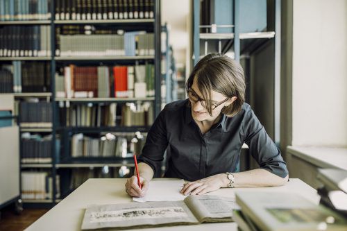Die Recherche in den Archiven ist ein wichtiger Teil von Friederike Hehles Arbeit, genauso wie die Gespräche mit Zeitzeugen.  a.lamprecht