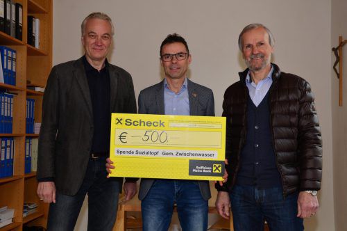 Gemeindechef Kilian Tschabrun (M.) erhielt von Michael Partsch und Elmar Bickel einen Scheck.