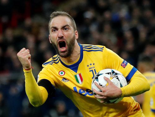 Gonzalo Higuain leitete mit seinem Treffer zum 1:1 für Juventus Turin bei Tottenham die Wende ein. Am Ende siegten die Italiener mit 2:1 und schafften den Aufstieg. reuters