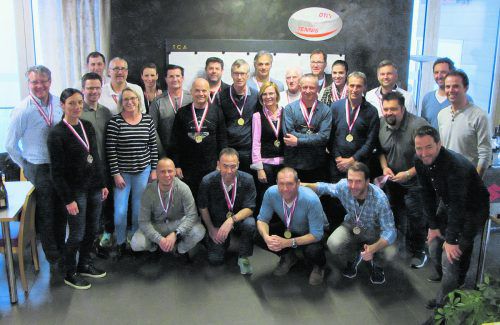 Gruppenbild mit Siegern und Platzierten der Tennis-Hallenmeisterschaft. Privat