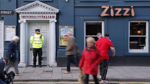 In der Nacht auf Dienstag schloss die Polizei im Rahmen der Ermittlungen „als Vorsichtsmaßnahme“ eine Pizzeria in Salisbury.  AP