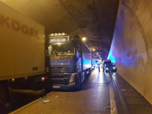 Insgesamt sechs Fahrzeuge waren in den Unfall im Ambergtunnel verwickelt, eine hochschwangere Frau wurde unbestimmten Grades verletzt.  Feuerwehr Rankweil