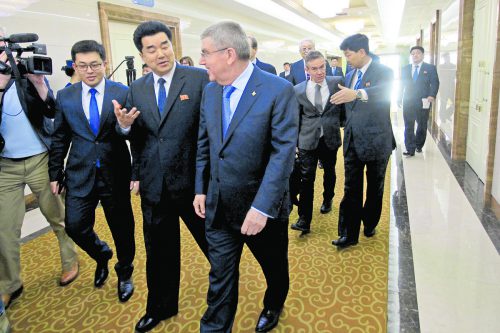 IOC-Präsident Thomas Bach und der nordkoreanische Sportminister Kim Il Guk suchen in Pjöngjang Lösungen für eine weitere Zusammenarbeit im Sport. ap