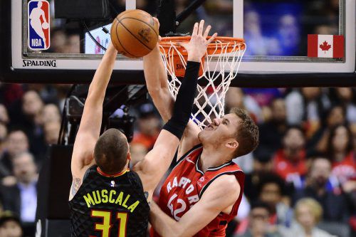 Jakob Pöltl (r.) blockt gegen Atlantas Mike Muscala. ap
