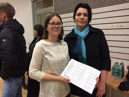 Julia Hämmerle (l.) und Sandra Schiefermayer sammelten Unterschriften für den Erhalt der Kinderonkologie im Stadtspital Dornbirn. vn/mohr