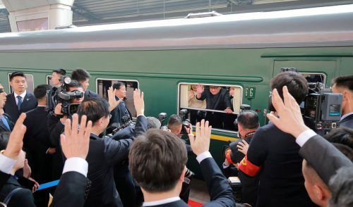 Kim reiste – zunächst geheim – mit einem Zug aus Nordkorea an. AFP photo/KCNA VIA KNS