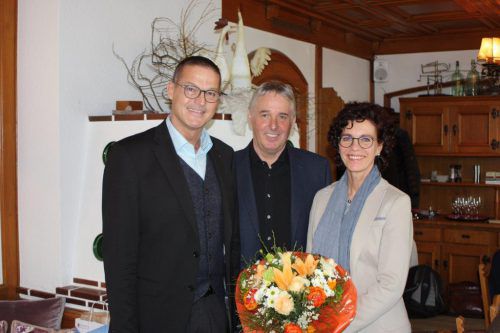 Kulturlandesrat Christian Bernhard (links) ehrte Armin Wille für seinen dreißigjährigen Einsatz in Sachen Kultur.  VN/Thomas Knobel