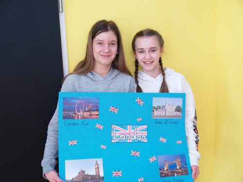 Maria Vukovic und Leonie Vonbank beim Schulprojekt „English in Action“.