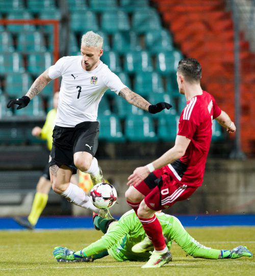 Marko Arnautovic (l.) im Duell mit Luxemburgs Torhüter Anthony Moris und dessen Teamkollegen Chris Philipps. apa