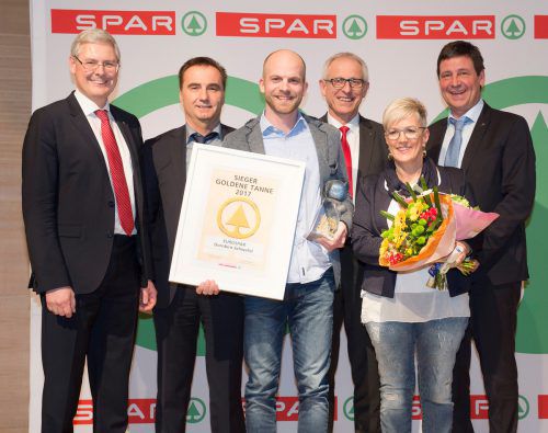Marktleiter Matthias Winsauer und seine Stellvertreterin Christine Mesaritsch freuen sich über die höchste interne Auszeichnung von Spar, die „Goldene Tanne 2017“.  Mediart/Uher