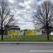 Gelbe Pfeile zeigen Müllsünden auf
