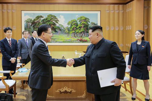 Nordkoreas Machthaber Kim Jong-Un (rechts) empfing eine Delegation aus Südkorea unter der Leitung des nationalen Sicherheitsberaters Chung Eui-Yong.  AFP