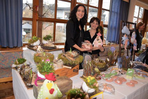 Sabine Söhnel und Sabine Simma zauberten mit ihren Handwerksstücken Frühlingsgefühle in das Haus der Generationen Götzis.  Veronika Hotz