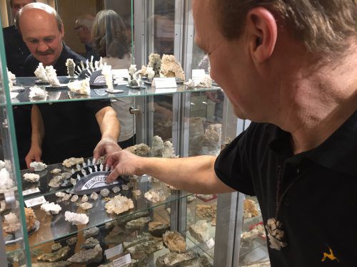 Sammler Martin Strobl beim Einrichten einer Vitrine. „Im Verein erfährt man Neuigkeiten, die teilweise überraschend sind“, sagt er. VN/HAM