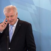 Seehofer verabschiedet sich nach Berlin