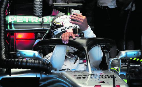 Selfie aus dem Cockpit nach der Bestzeit. Lewis Hamilton dominierte das erste Training für den Grand Prix von Australien in Melbourne. afp